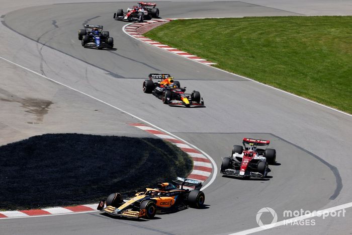 Daniel Ricciardo, McLaren MCL36, Zhou Guanyu, Alfa Romeo C42, Sergio Pérez, Red Bull Racing RB18, Alex Albon, Williams FW44