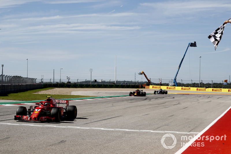Kimi Raikkonen, Ferrari SF71H, melintasi bendera finis