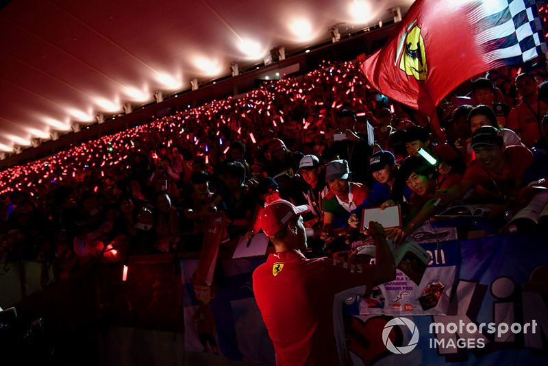 Sebastian Vettel, Ferrari Firma autógrafos para los aficionados.