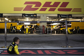 Un giovanissimo tifoso del Team Renault Sport F1