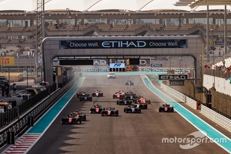 Antonio Fuoco, Charouz Racing System, devant Roberto Merhi, Campos Racing et le reste du peloton au départ