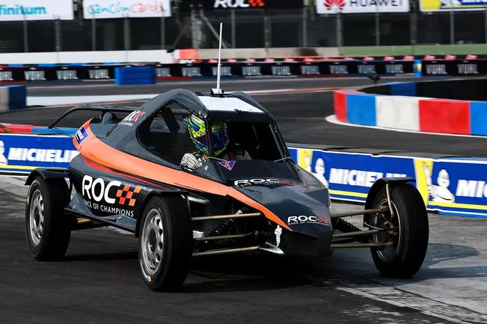 Benito Guerra en su coche del ROC