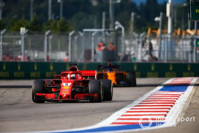 Sebastian Vettel, Ferrari SF71H, Fernando Alonso, McLaren MCL33