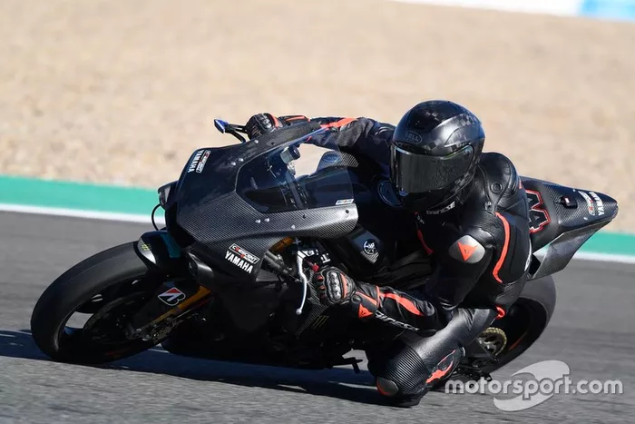 Lewis Hamilton testa Yamaha da Superbike
