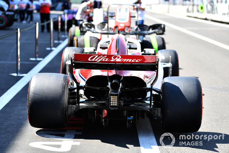 La Sauber C37 dans la voie des stands