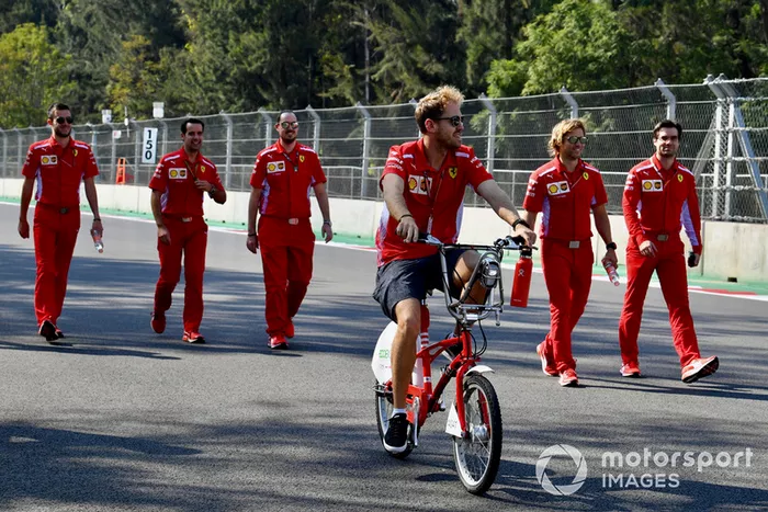 Sebastian Vettel, Ferrari monta una bicicleta en la pista