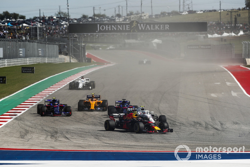 Max Verstappen, Red Bull Racing RB14, Sergey Sirotkin, Williams FW41, Brendon Hartley, Toro Rosso STR13, Pierre Gasly, Scuderia Toro Rosso STR13, Stoffel Vandoorne, McLaren MCL33, y el resto en la primera vuelta