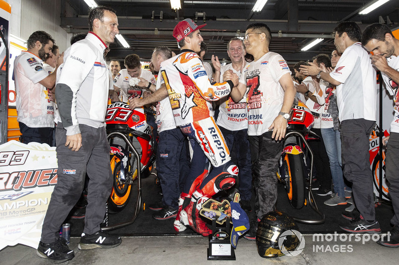 Чемпіон світу MotoGP 2018 року Марк Маркес, Repsol Honda Team, зі своєю командою