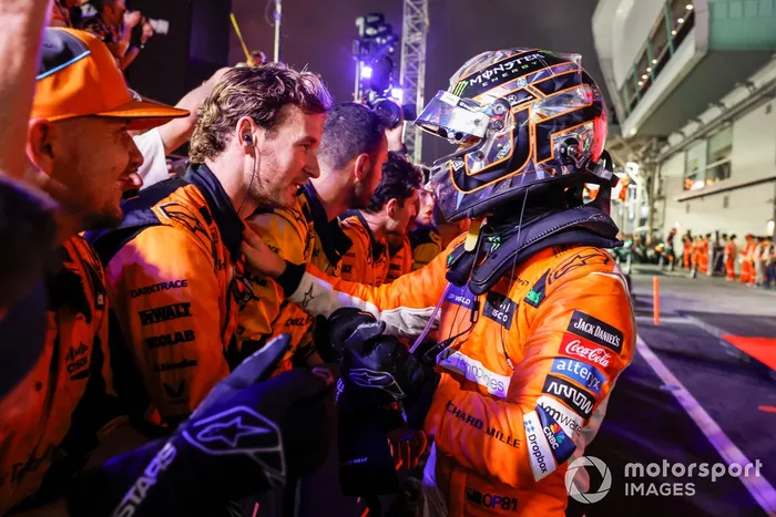 Oscar Piastri, McLaren F1 Team, 3ª posición, celebra con su equipo su llegada al Parc Ferme