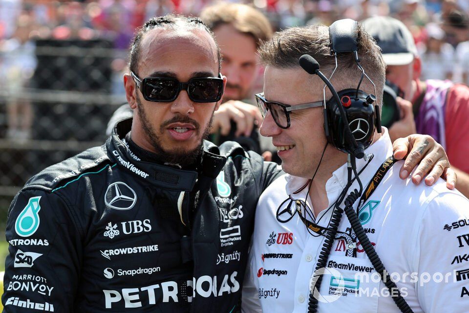 Lewis Hamilton, Equipo Mercedes-AMG F1, con Peter Bonnington, Ingeniero Jefe de Carrera, Equipo Mercedes-AMG F1