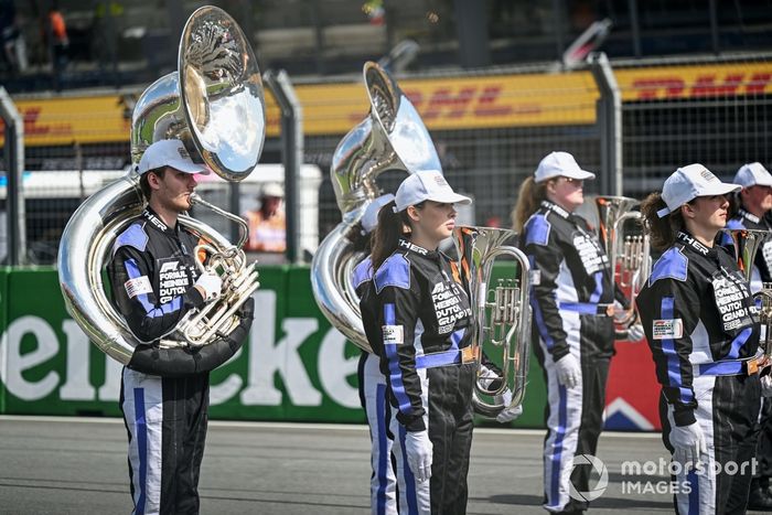 Miembros de la banda en la parrilla
