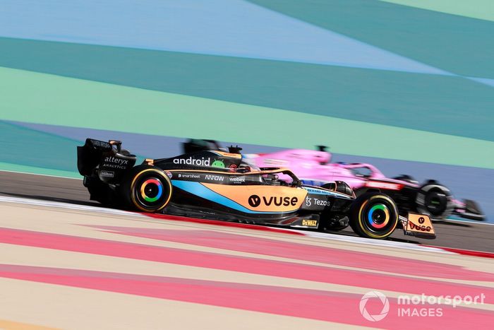 Daniel Ricciardo, McLaren MCL36, pasa a Fernando Alonso, Alpine A522