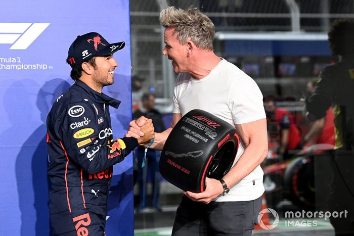 Sergio Pérez, de Red Bull Racing, recibe el premio Pirelli Pole Position de manos del Gordon Ramsay