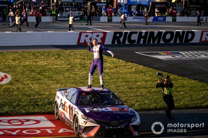 Ganador Denny Hamlin, Joe Gibbs Racing, FedEx Express Toyota Camry