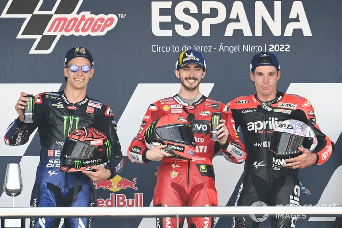 Podio: ganador Francesco Bagnaia, Ducati Team, segundo lugar Fabio Quartararo, Yamaha Factory Racing, tercer lugar Aleix Espargaró, Aprilia Racing Team
