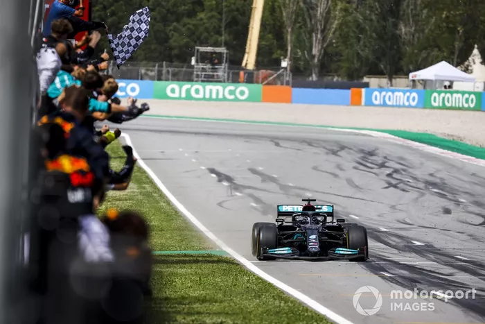 Ganador de la carrera Lewis Hamilton, Mercedes W12, cruza la meta