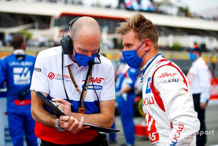 Mick Schumacher, Haas F1, con un ingenireo