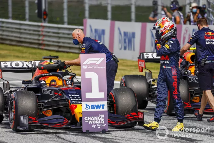 Tercer puesto Sergio Pérez, Red Bull Racing, en Parc Ferme