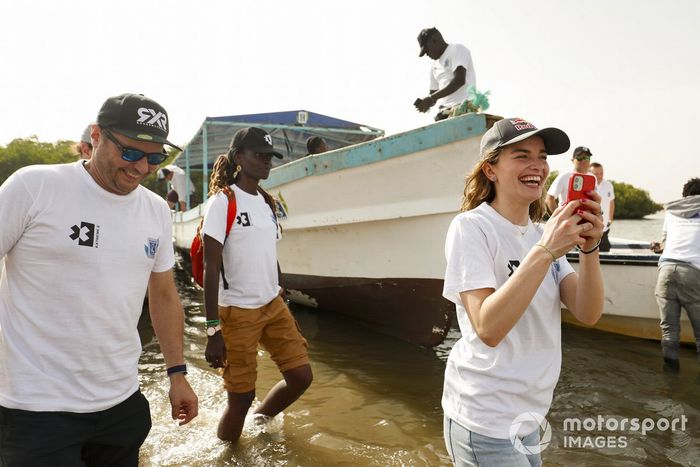 Kimmo Liimatainen, director del equipo Rosberg X Racing, y Catie Munnings, Andretti United Extreme E, en la visita al proyecto Oceanium Mangrove Legacy