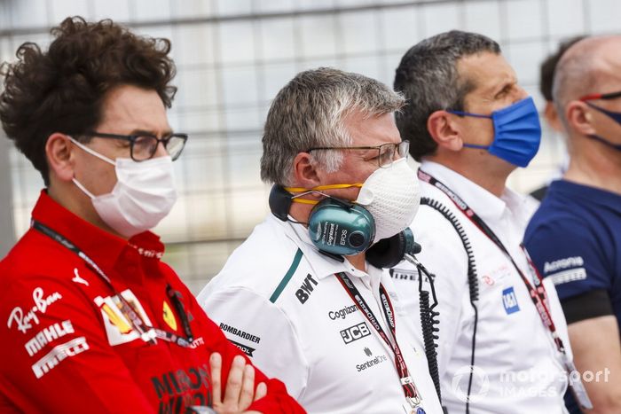 Mattia Binotto, director del equipo Ferrari, Otmar Szafnauer, director del equipo Aston Martin F1, Guenther Steiner, director del equipo Haas F1, y otros guardan un minuto de silencio por el fallecido Mansour Ojjeh