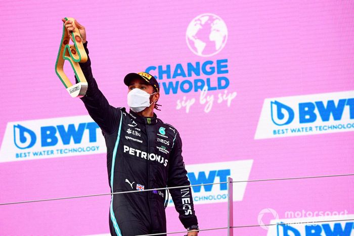 Podio: segundo lugar Lewis Hamilton, Mercedes