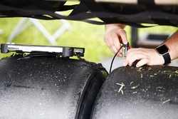 Un ingénieur Pirelli enregistre des données