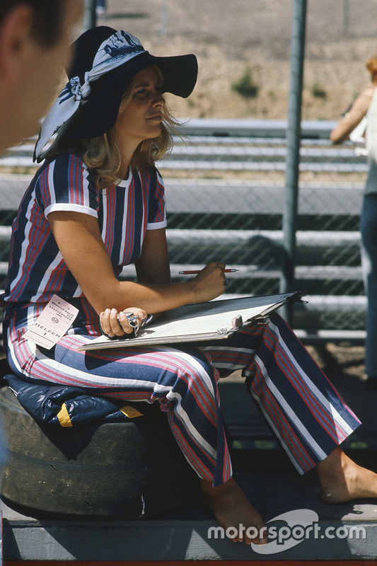 Una chica en el paddock