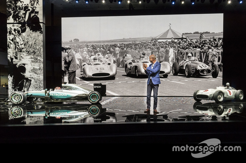 Dr. Dieter Zetsche, Chairman of the Board of Management of Daimler AG and Head of Mercedes-Benz Cars