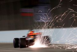 Chispas de la parte posterior del coche de Daniel Ricciardo, Red Bull Racing RB13