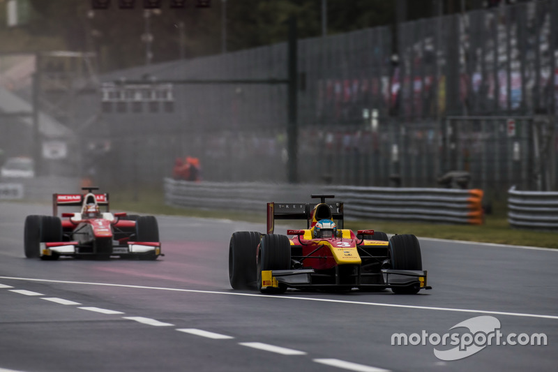 Nyck De Vries, Racing Engineering, leads Charles Leclerc, PREMA Powerteam