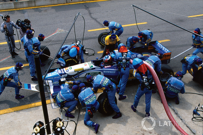 Michael Schumacher, Benetton B195, pit stop action