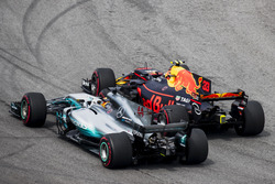 Max Verstappen, Red Bull Racing RB13, passeert Lewis Hamilton, Mercedes AMG F1 W08, voor de leiding