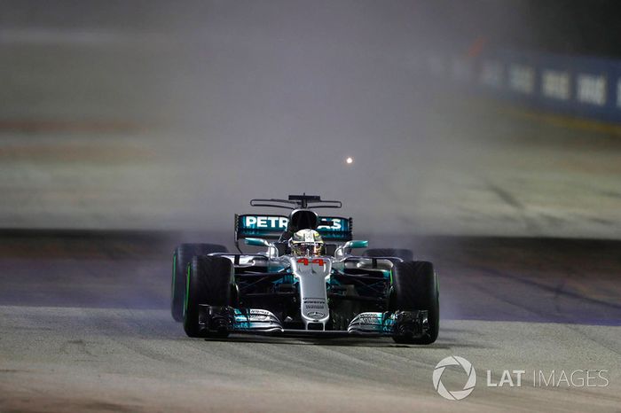 Lewis Hamilton, Mercedes AMG F1 W08 lidera a Daniel Ricciardo, Red Bull Racing RB13