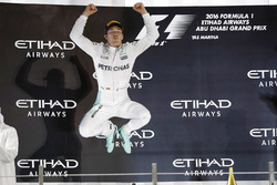 Podium: 2. und neuer Weltmeister Nico Rosberg, Mercedes AMG F1