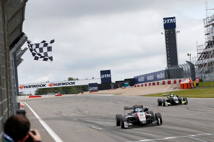 Bandera a cuadros para Jake Hughes, Hitech Grand Prix, Dallara F317 - Mercedes-Benz