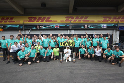 Переможець Льюіс Хемілтон, Mercedes AMG F1, з командою