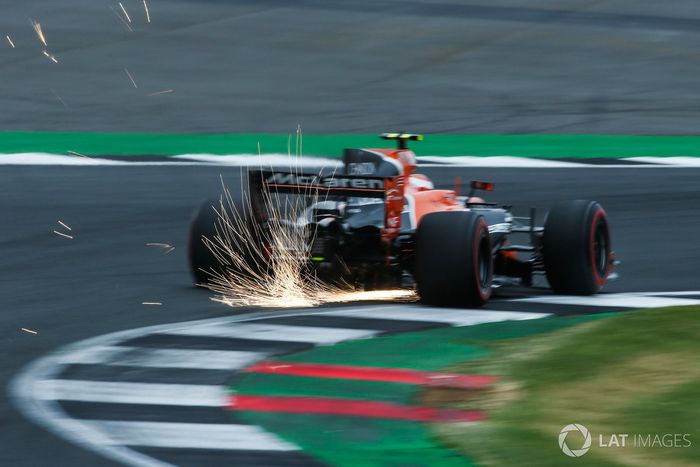 Vuelan chispas desde el coche de Stoffel Vandoorne, McLaren MCL32