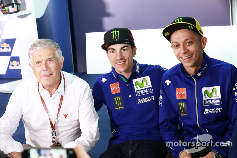 Giacomo Agostini bersama Maverick Vinales dan Valentino Rossi