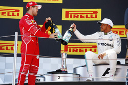 Подиум: обладатель второго места Себастьян Феттель, Ferrari, победитель Льюис Хэмилтон, Mercedes AMG