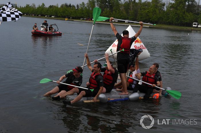 Red Bull Racing en la carrera de balsas