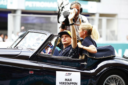 Max Verstappen, Red Bull Racing, est filmé lors de la parade des pilotes