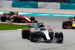 Valtteri Bottas, Mercedes AMG F1 W08, Daniel Ricciardo, Red Bull Racing RB13, Stoffel Vandoorne, McLaren MCL32