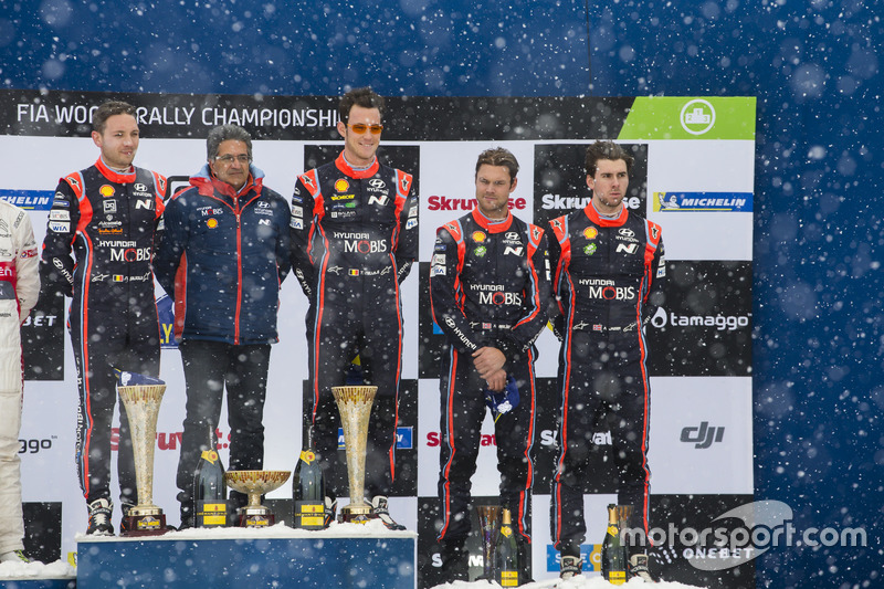 Podio: i vincitori Thierry Neuville, Nicolas Gilsoul, Hyundai Motorsport, al terzo posto Andreas Mik
