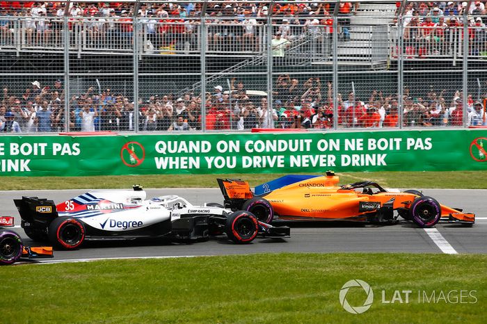 Stoffel Vandoorne, McLaren MCL33, lucha con Sergey Sirotkin, Williams FW41, en la salida