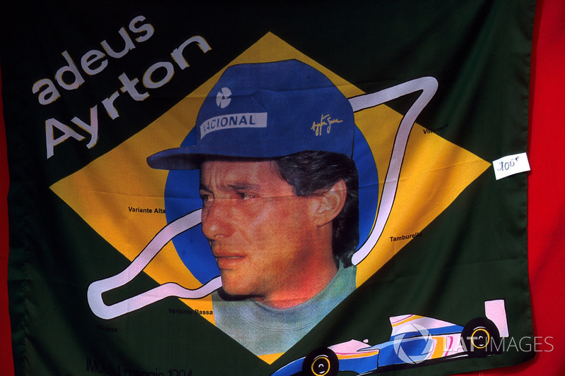 La bandiera commemorativa di Ayrton Senna, pronta per essere venduta ai Gran Premi dopo la sua tragica morte