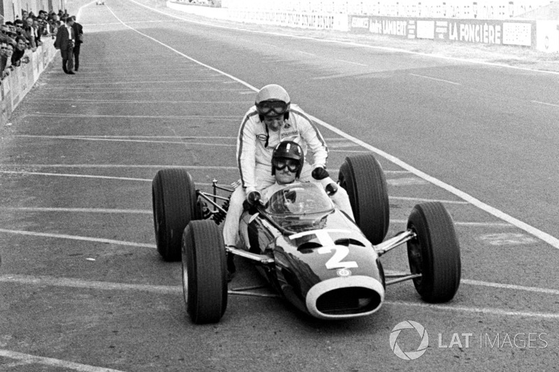 Reims 1966 : Graham Hill (BRM) ramène Peter Arundell (Lotus)