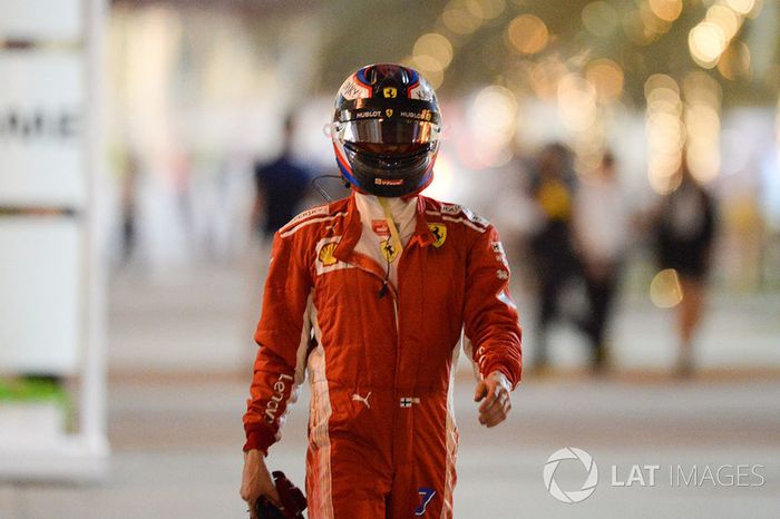 Kimi Raikkonen, Ferrari camina después de detenerse en la pista