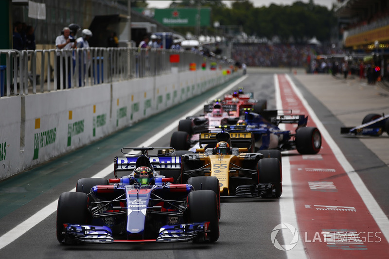 Nico Hulkenberg, Renault Sport F1 Team RS17, Brendon Hartley, Scuderia Toro Rosso STR12, Carlos Sainz Jr., Renault Sport F1 Team RS17, Marcus Ericsson, Sauber C36, Esteban Ocon, Sahara Force India F1 VJM10, in fila per lasciare i box all'inizio delle Qualifiche