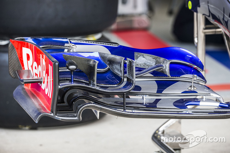 Détails de l'aileron avant de la Toro Rosso STR12