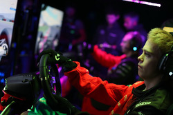 McLaren Dünyanın en hızlı oyuncusu katılımcısı (World's Fastest Gamer)